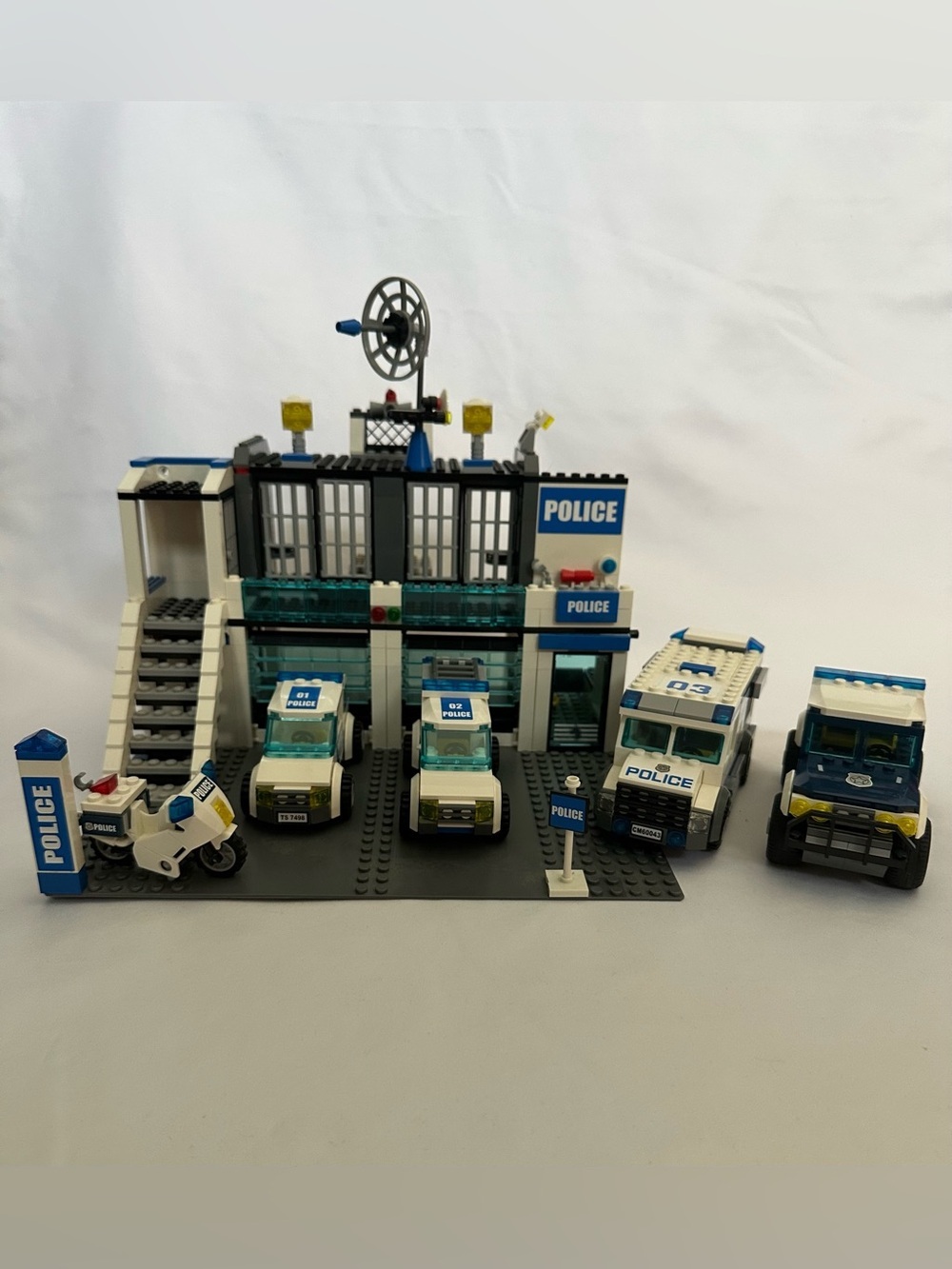 LEGO City Police Station 7498 Incomplete Retired Set